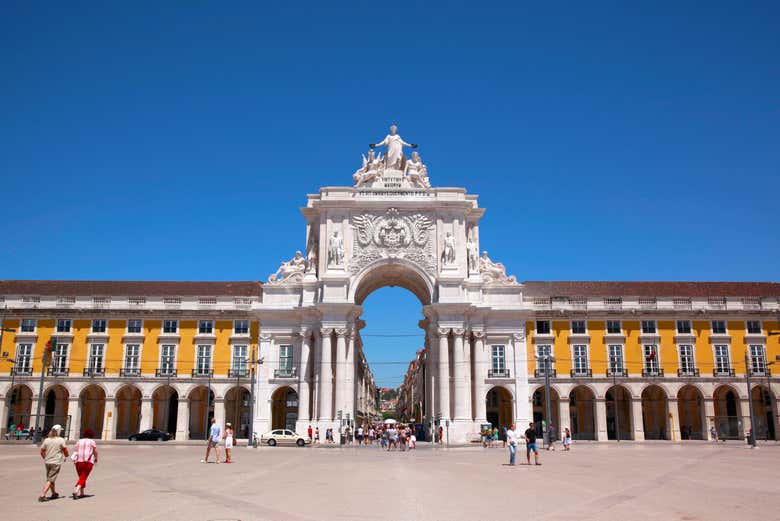 Front view of Rua Augusta Arch